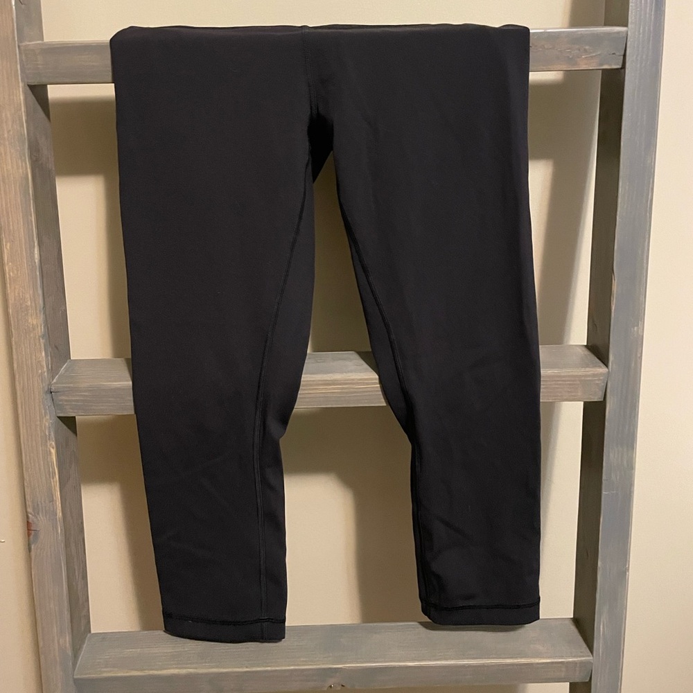 Lululemon Capri leggings, size 6 worn twice. Kid takes tags out of clothes.